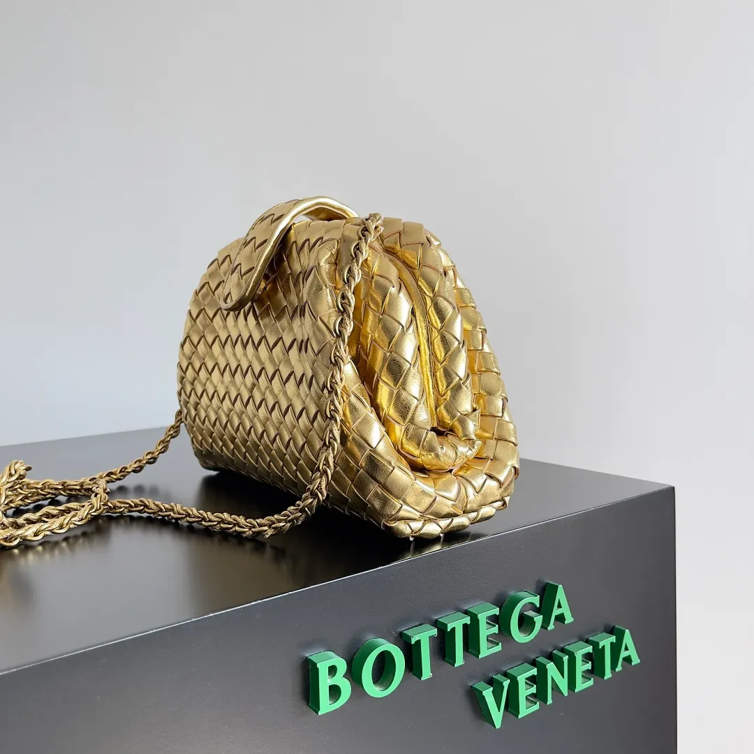 Batch 1880 BOTTEGA VENETA LAUREN 1980 small clutch bag is new! The small size that many people squat on is finally here. The self-adjustable zipper is a highlight of this bag. After being removed, it can be used as a handbag for important occasions. One bag unlocks two carrying methods at the same time. It is practical and has a unique sense of structure and beautiful lines. It is more elegant than a small cloud. It is a tribute to the classics and the pursuit of modernity. Style number: 804038 Size: 27*15*8cm
